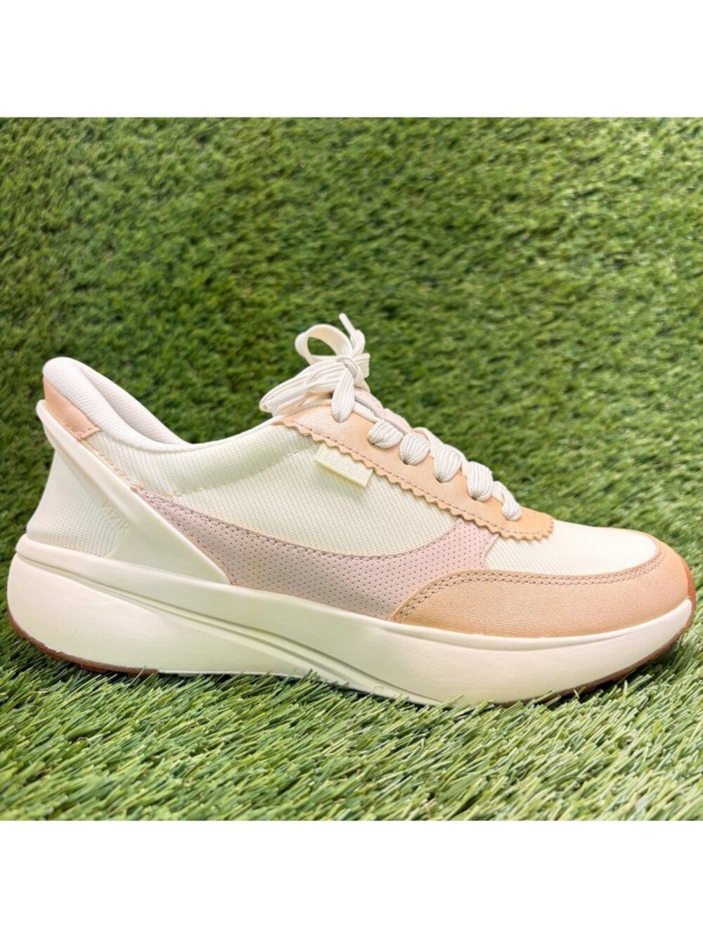 Kizik Paris Womens Size 7D Cream Tan Athletic Running Hands Free Shoes Sneakers